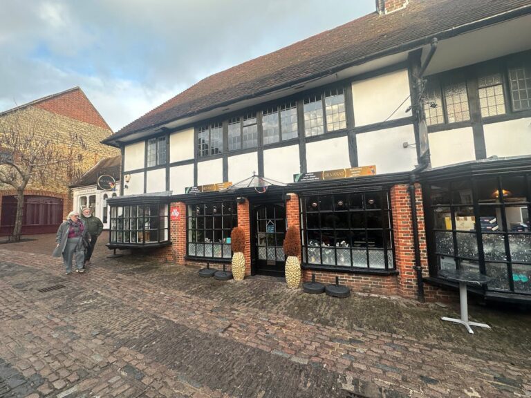 17 Lion & Lamb Yard, Farnham, GU9 7LL