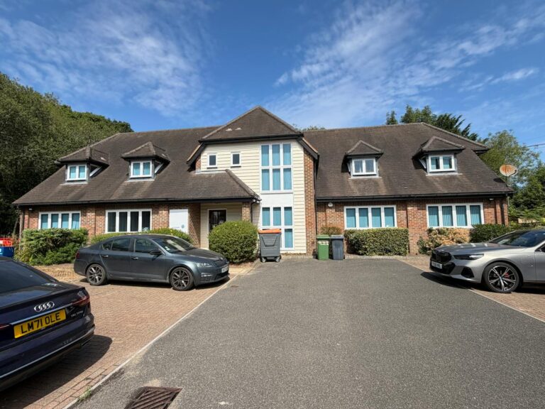 3 Holt Barns, Bordon, GU35 0QN